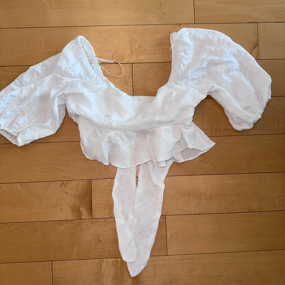 Tie front or back balloon sleeve top. - Picture 2 of 2